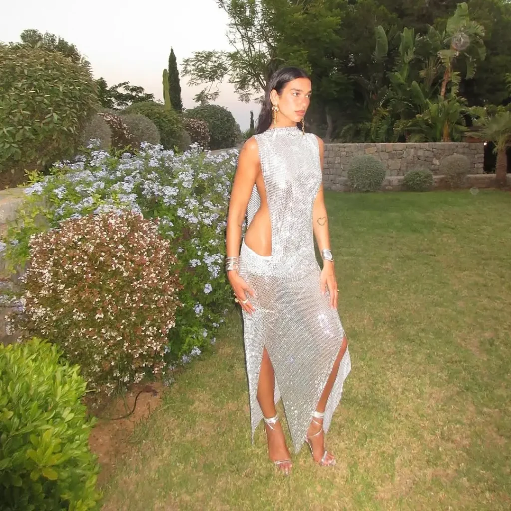 Dua Lipa deslumbra con un vestido cut-out de impacto en su fiesta anticipada de cumpleaños