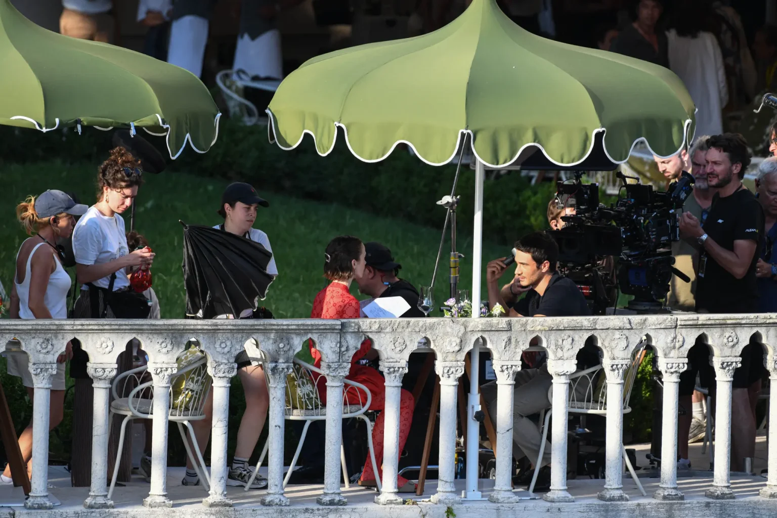 Tragedia en el set de Emily in Paris: fallece el asistente de dirección en pleno rodaje