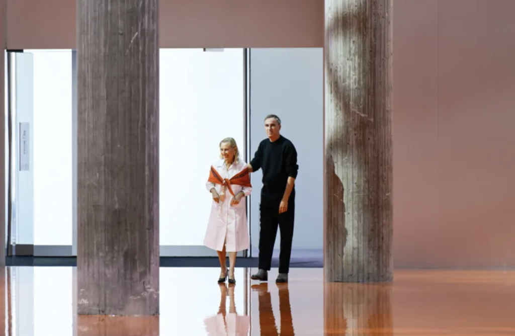 Miuccia Prada y Raf Simons presentan una colección que desafía las normas del vestir