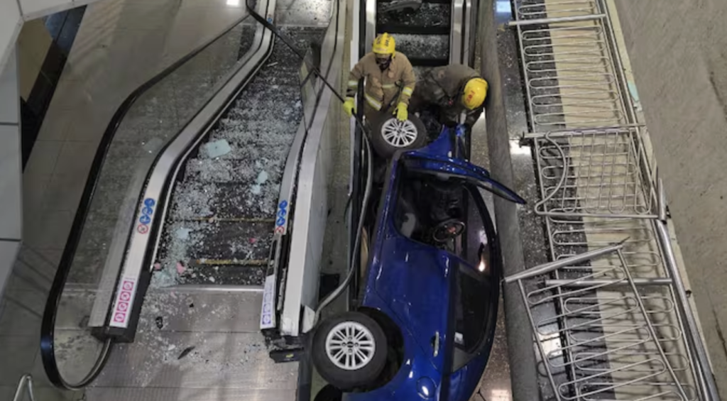Auto se incrusta en escaleras mecánicas de un shopping en San Lorenzo
