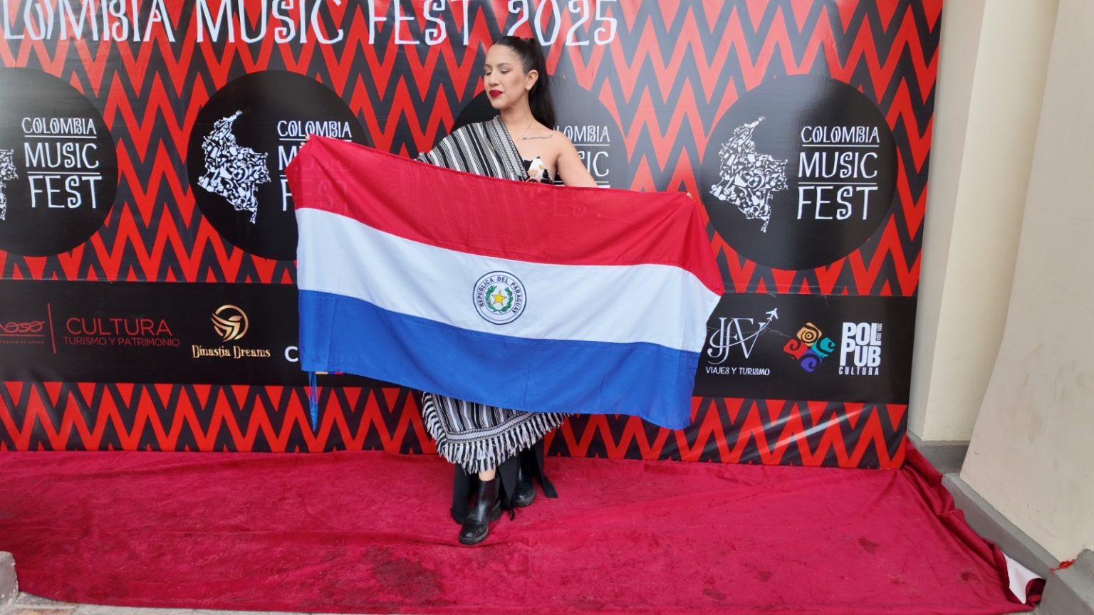 Chabely Fretes conquista Colombia y es elegida Artista Popular Internacional