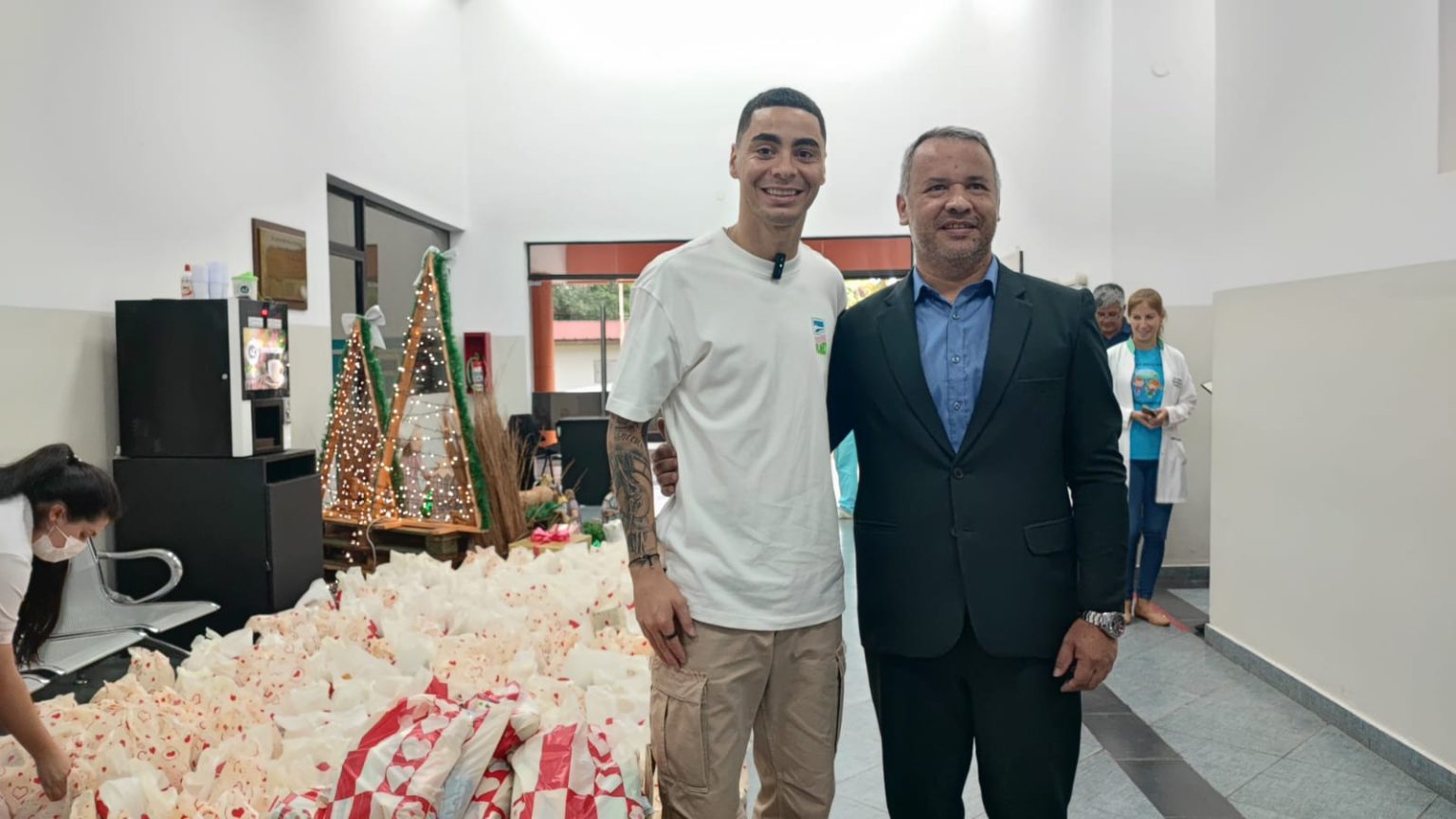 Miguel Almirón y su familia emocionaron a los niños del Hospital Pediátrico Acosta Ñu