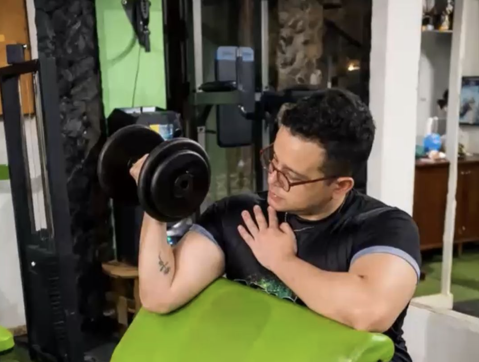 Ángel Saracho le da duro al gym y revela su lado más humano