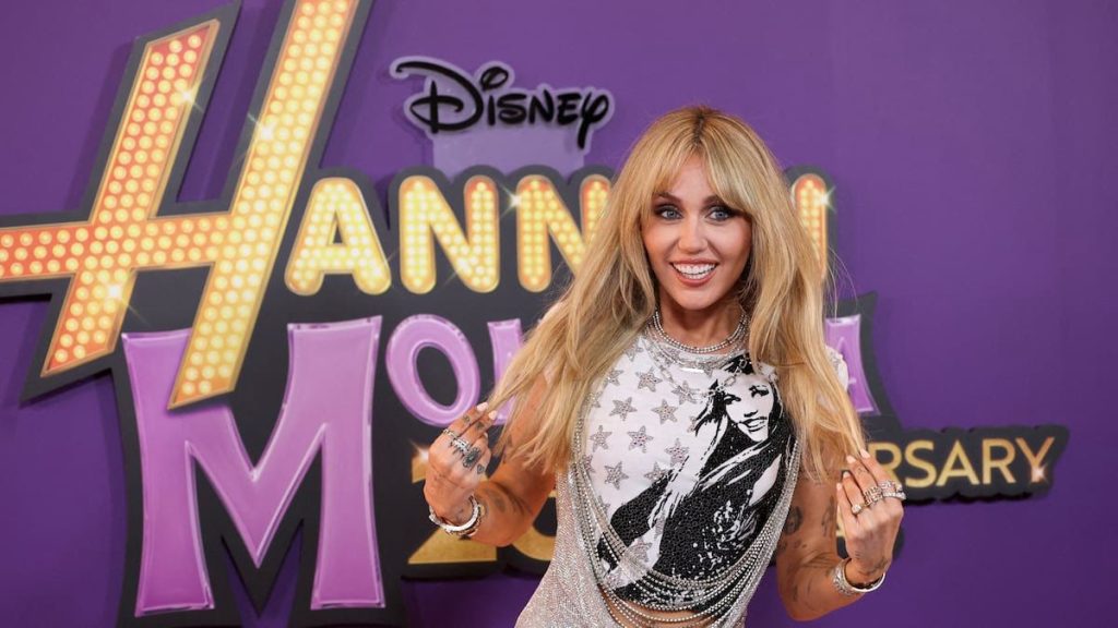 Miley Cyrus vuelve a sus raíces y revela secretos de Hannah Montana