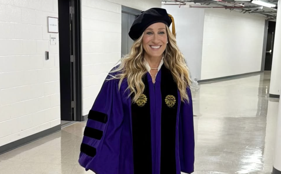 Sarah Jessica Parker se gradúa a los 61 con un romántico vestido y zapatos de satén violeta: más Carrie Bradshaw que nunca
