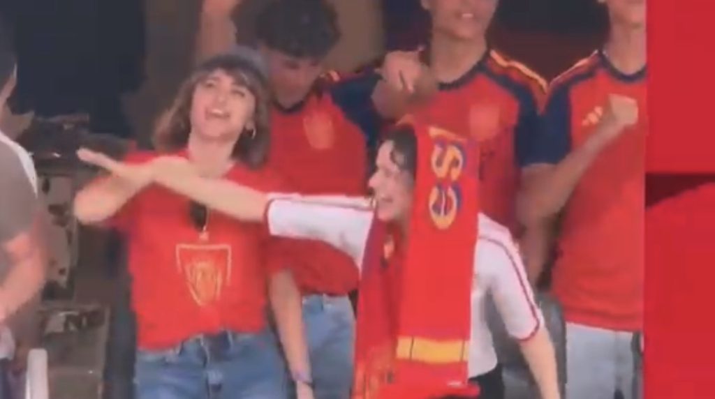 ¡Rosalía se descontroló con los goles de España y bailó “Despechá”!