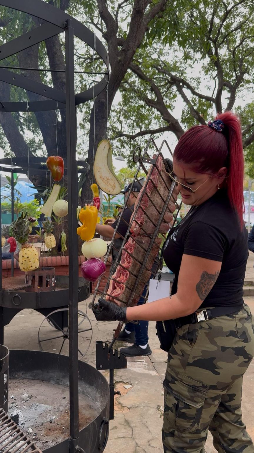 ¡Asado paraguayo en Nueva York con una invitada de lujo! Bella Monson prende la parrilla en Jackson Heights
