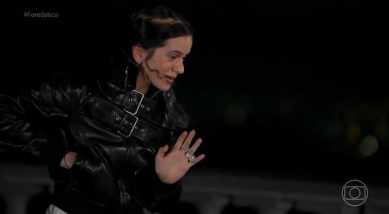 Rosalía salió corriendo en plena entrevista por una cucaracha voladora y el blooper ya recorre el mundo