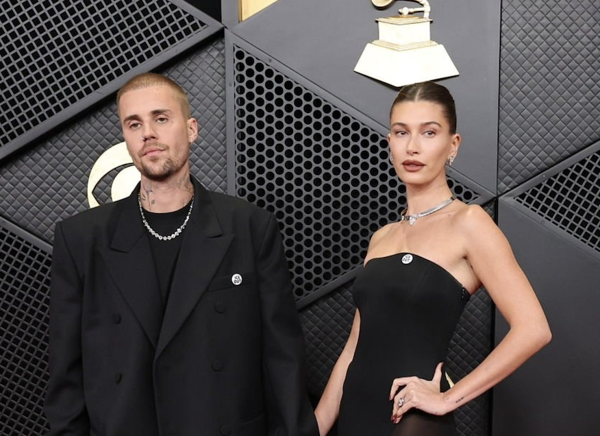Celebridades protestan contra ICE en los Grammy 2026 con pines “Ice Out”